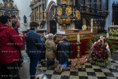 Gdansk. Katredra Oliwska. Wprowadzenie trumny z cialem...