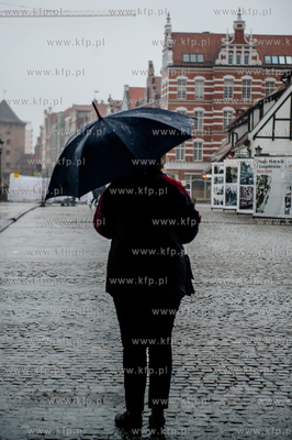 Gdańsk. Długi Targ. Intensywne opady deszczu i silne...