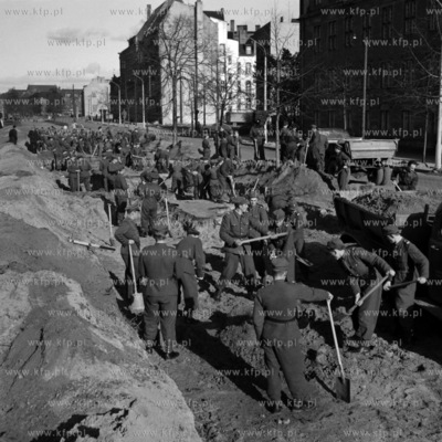 Ludowe Wojsko Polskie w czynie spolecznym przy przebudowie...