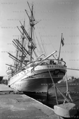 Dar Pomorza, żaglowiec szkolny Wyższej Szkoły Morskiej...