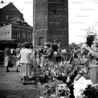 Handel kwiatami pod Halą Targową w Gdańsku. 1963...