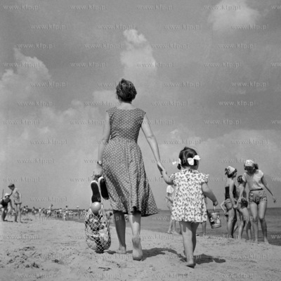 Wypoczynek na plaży. (lata60). 1965 0008013z Fot....