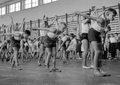 Pokaz gimnastyczny podczas akademii szkolnej.  (lata60).19680008468zFot....