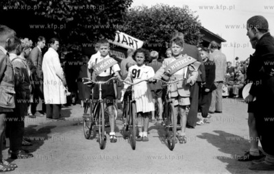 Zwyciezcy młodzieżowych zawodów rowerowych. (lata50)
1957
Fot....