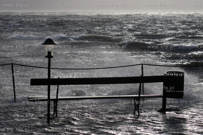 Sztorm na Zatoce Puckiej. Nz. Wody zatoki zalewajace...