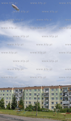 Sterowiec reklamujacy portal Allegro.pl latajacy nad...