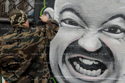 Artystyczne graffiti wykonywane na siedzibie szkoly...