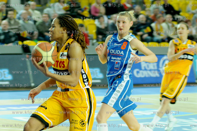 Monique Currie, (numer 8) czolowa zawodniczka zawodowej...