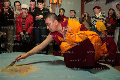 Po czterech dniach mozolnej pracy przy sypaniu mandali...