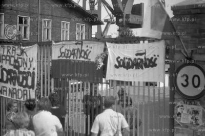 Gdansk, ul. Marynarki Polskiej przy bramie do Stoczni...