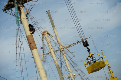Gdansk. Stocznia Remontowa. Naprawa polamanych masztow...