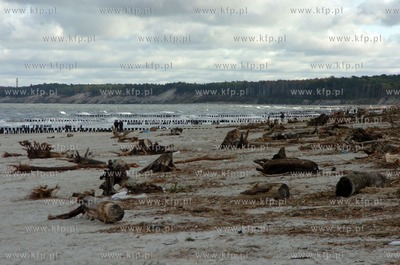 Ustka plaza, trwa usuwanie szkod wyrzadzonych przez...