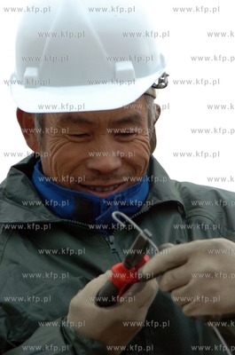 Ustka, robotnicy z Chin buduja w ramach rzadowego projektu...