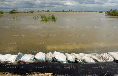 Waly przeciwpowodziowe w miejscowosci Leszkowy
 25.05.2010...
