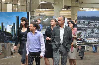 Hale dawnej zajezdni autobusowej w Gdyni. Uroczyste...