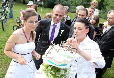 Szczecin. Nietypowy slub w wzieli Tomek i Wanda. Para...