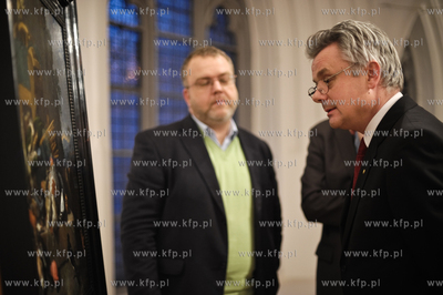 Pokaz szesciu obrazow i jednej rzezby w Oddziale Sztuki...