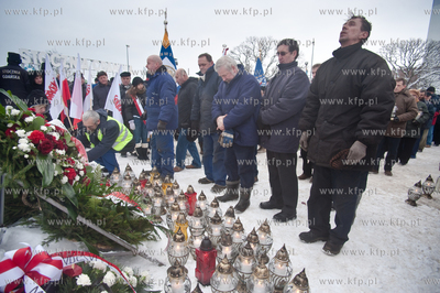 Zlozenie zniczy i wiencow w Rocznice Grudnia 70 pod...