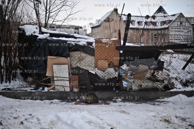 Zasniezona ulica Chmielna w Gdansku. Nz ogrodzenia...