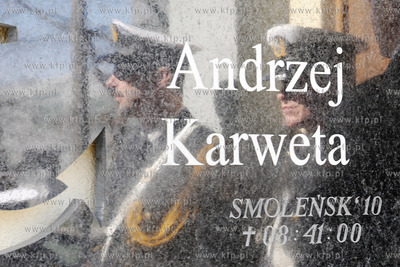 Gdynia. Zlozenie wiencow i wiazanek kwiatow pod Plyta...