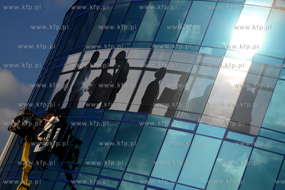 Gdynia. Montaz bilboarda na budynku biurowca Hossy...