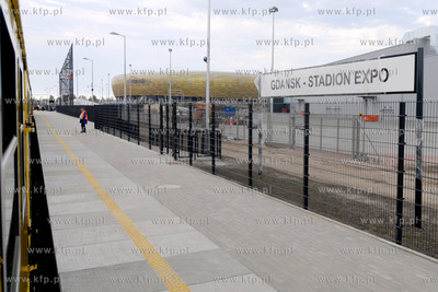 Pierwsi kibice przyjechali w czwartek kolejka SKM do...