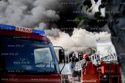 Pozar pustostanu na ulicy Hallera w Gdansku. Pozar...
