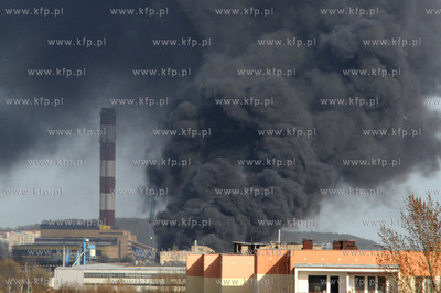 Pozar hali magazynowej na ulicy Hutniczej w Gdyni....