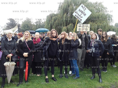 Ogólnopolski strajk kobiet w Gdyni na Skwerze Kościuszki....