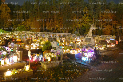 W zaduszkowy wieczór na cmentarzu parafialnym w Gdyni...