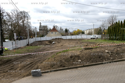 Stawianie ogrodzenia wokół placu pomiędzy ulicami...