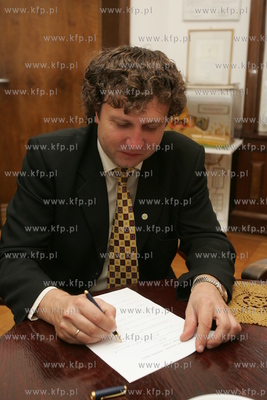 Prezydent Sopotu Jacek Karnowski rozwiazuje testy Faktu.
30.09.2005
fot....