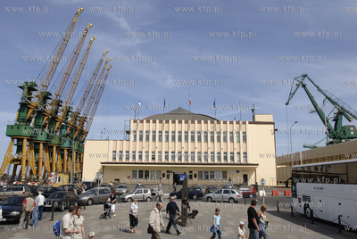 Dworzec Morski w Porcie Gdynia i plac Gombrowicza....