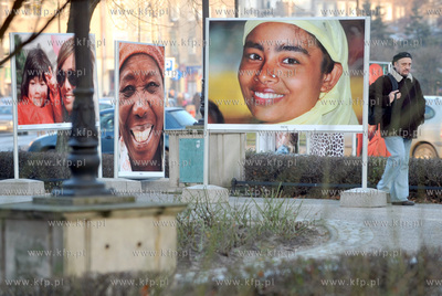 Wystawa Elzbiety Dzikowskiej "Usmiech swiata" umiejscowiona...