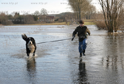 Wezbrane wody rzeki Radunia spowodowaly podtopienia...