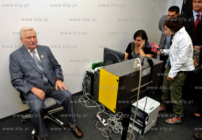 Prezydent Lech Walesa zwiedza stadion PGE Arena w Gdansku....