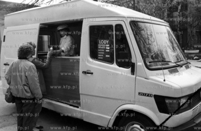 Samochodowa lodziarnia w Wejherowie na Kaszubach. 1991...