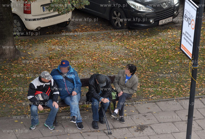 Laweczka i jej rezydenci  na ul. Podwale Staromiejskie...
