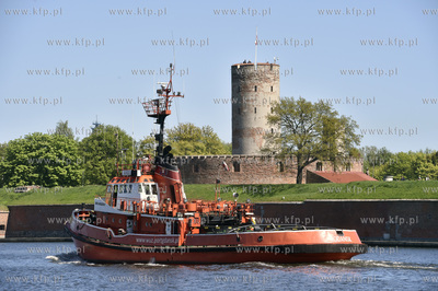 Gdańsk Nowy Port. Pred twierdzą Wisłoujście przepływa...