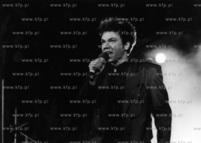 Mieczyslaw Szczesniak wystepujacy przed publicznoscia...