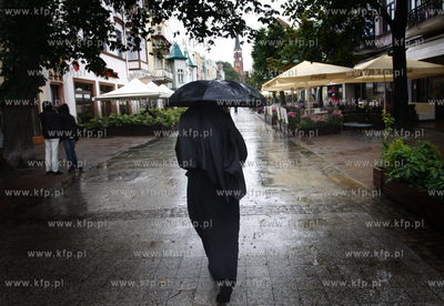 Letni deszczowy dzien w Sopocie. Nz ul. Bohaterow Monte...