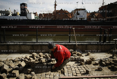 Gdansk. Dlugie Pobrzeze. Brukarz. 
16.03.2010
fot....