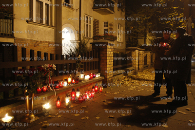 Sopot. Wszystkich swietych. Znicze pod kamienica, w...