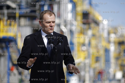 Gdansk. Wizyta premiera RP Donalda Tuska ( nz ) w gdanskiej...