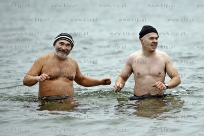Noworoczna zimowa kapiel  gdanskich morsow na plazy...
