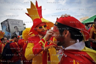 Hiszpanscy kibice opanowali  ul. Dluga i Dlugi Targ...