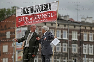 Gdansk. Plac Solidarnosci.Manifestacja Ligi Obrony...