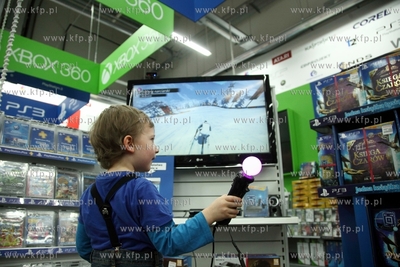 Stoisko z grami PS3 i XBOX w sklepie Media Markt w...