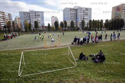 Gdansk Zaspa. Pilkarski turniej dzikich druzyn Do przerwy...