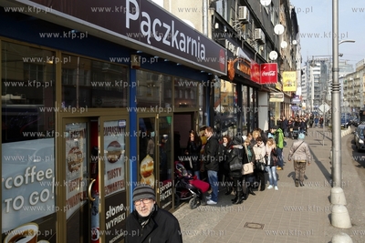 Gdynia Tlusty czwartek. Kolejka po paczki do cukierni...